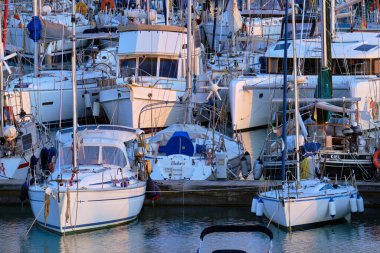 İtalya, Sicilya, Akdeniz, Marina di Ragusa (Ragusa ili); 8 Mart 2022, limanda lüks yatlar - EDITORIAL