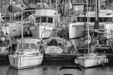 İtalya, Sicilya, Akdeniz, Marina di Ragusa (Ragusa ili); 8 Mart 2022, limanda lüks yatlar - EDITORIAL