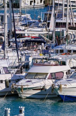 İtalya, Sicilya, Akdeniz, Marina di Ragusa (Ragusa ili); 10 Mart 2022, limanda lüks yatlar - EDITORIAL
