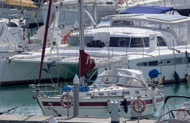 İtalya, Sicilya, Akdeniz, Marina di Ragusa (Ragusa ili); 11 Mart 2022, limanda lüks yatlar - EDITORIAL