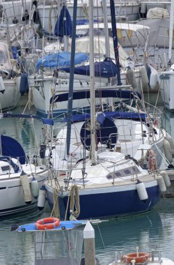 İtalya, Sicilya, Akdeniz, Marina di Ragusa (Ragusa ili); 11 Mart 2022, limanda lüks yatlar - EDITORIAL
