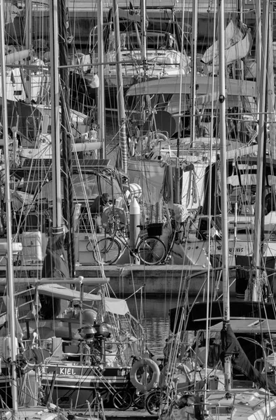 意大利 西西里 地中海 拉古萨海 拉古萨省 2022年3月11日 港口的帆船和豪华游艇上的乘客 Editorial — 图库照片