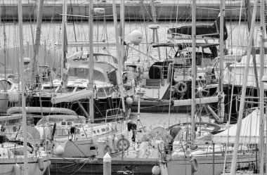 İtalya, Sicilya, Akdeniz, Marina di Ragusa (Ragusa ili); 12 Mart 2022, limanda lüks yatlar - EDITORIAL