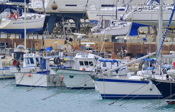 イタリア シチリア島 マリーナ ラグーザ ラグーザ州 3月2022 港で地元の木製漁船や高級ヨット Editorial — ストック写真