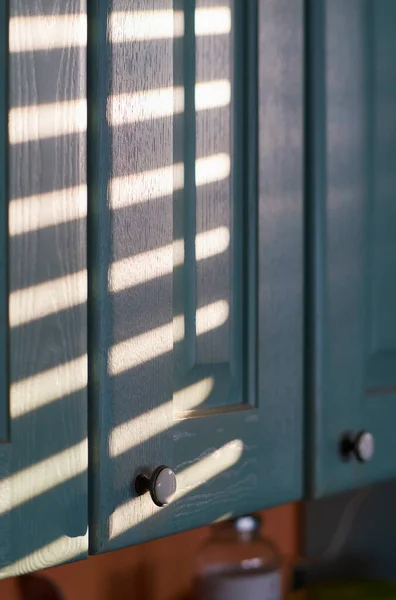 イタリア シチリア島 朝の窓からの太陽光線と木製のキッチンキャビネット — ストック写真