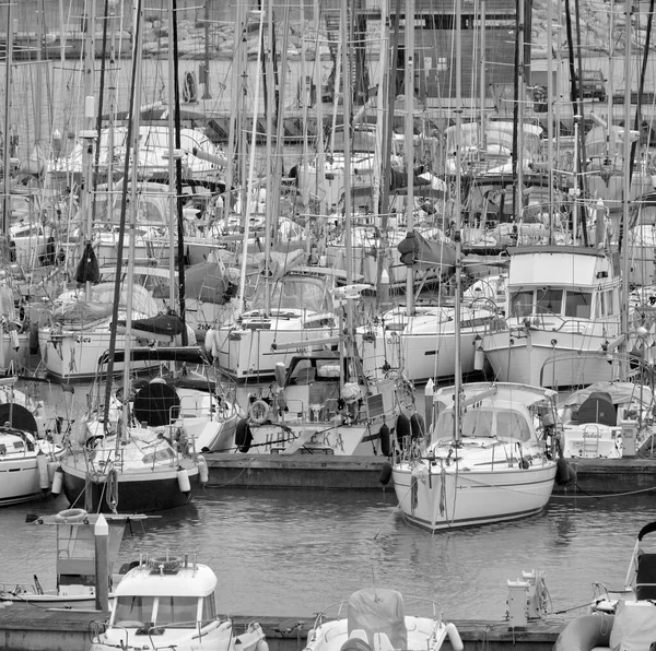 意大利 西西里 地中海 拉古萨港 拉古萨省 2022年3月13日 港口的豪华游艇 Editorial — 图库照片