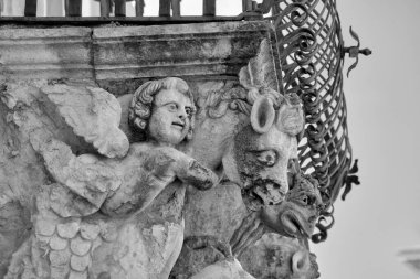 İtalya, Sicilya, Scicli (Ragusa ili), Unesco Baroque Fava Sarayı cephesi, bir balkon altında süslü heykeller (M.S. 18..)