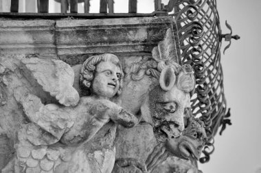 İtalya, Sicilya, Scicli (Ragusa ili), Unesco Baroque Fava Sarayı cephesi, bir balkon altında süslü heykeller (M.S. 18..)