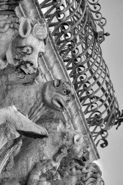 İtalya, Sicilya, Scicli (Ragusa ili), Unesco Baroque Fava Sarayı cephesi, bir balkon altında süslü heykeller (M.S. 18..)