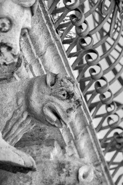 İtalya, Sicilya, Scicli (Ragusa ili), Unesco Baroque Fava Sarayı cephesi, bir balkon altında süslü heykeller (M.S. 18..)