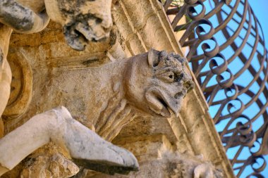 İtalya, Sicilya, Scicli (Ragusa ili), Unesco Baroque Fava Sarayı cephesi, bir balkon altında süslü heykeller (M.S. 18..)