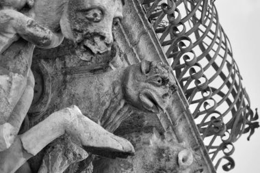 İtalya, Sicilya, Scicli (Ragusa ili), Unesco Baroque Fava Sarayı cephesi, bir balkon altında süslü heykeller (M.S. 18..)