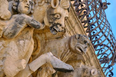 İtalya, Sicilya, Scicli (Ragusa ili), Unesco Baroque Fava Sarayı cephesi, bir balkon altında süslü heykeller (M.S. 18..)