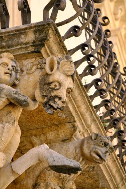 İtalya, Sicilya, Scicli (Ragusa ili), Unesco Baroque Fava Sarayı cephesi, bir balkon altında süslü heykeller (M.S. 18..)