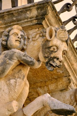 İtalya, Sicilya, Scicli (Ragusa ili), Unesco Baroque Fava Sarayı cephesi, bir balkon altında süslü heykeller (M.S. 18..)