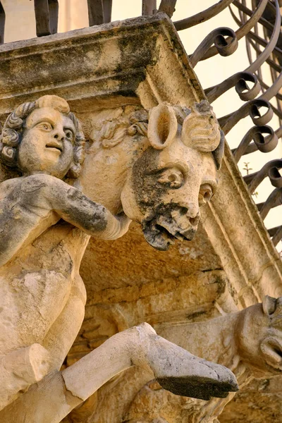 イタリア シチリア島 Scicli ラグーザ州 ユネスコバロック様式のファヴァ宮殿のファサード バルコニーの下の装飾像 18世紀A — ストック写真