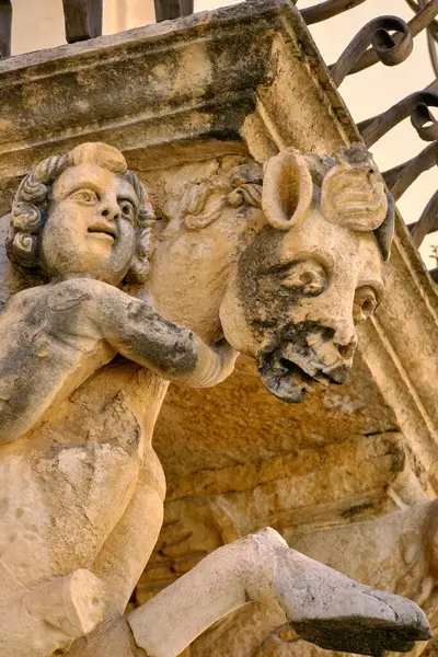 İtalya, Sicilya, Scicli (Ragusa ili), Unesco Baroque Fava Sarayı cephesi, bir balkon altında süslü heykeller (M.S. 18..)
