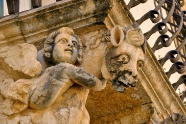 İtalya, Sicilya, Scicli (Ragusa ili), Unesco Baroque Fava Sarayı cephesi, bir balkon altında süslü heykeller (M.S. 18..)