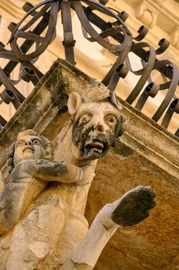 İtalya, Sicilya, Scicli (Ragusa ili), Unesco Baroque Fava Sarayı cephesi, bir balkon altında süslü heykeller (M.S. 18..)