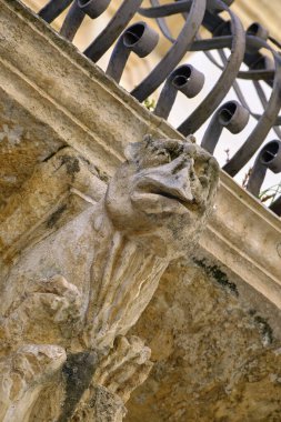 İtalya, Sicilya, Scicli (Ragusa ili), Unesco Baroque Fava Sarayı cephesi, bir balkon altında süslü heykeller (M.S. 18..)