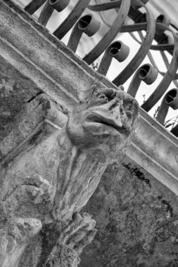 İtalya, Sicilya, Scicli (Ragusa ili), Unesco Baroque Fava Sarayı cephesi, bir balkon altında süslü heykeller (M.S. 18..)