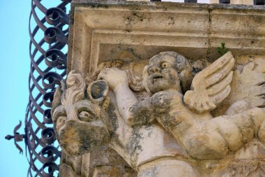 İtalya, Sicilya, Scicli (Ragusa ili), Unesco Baroque Fava Sarayı cephesi, bir balkon altında süslü heykeller (M.S. 18..)