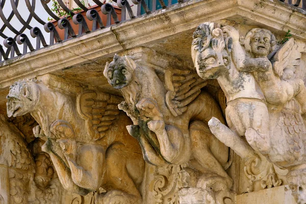 イタリア シチリア島 Scicli ラグーザ州 ユネスコバロック様式のファヴァ宮殿のファサード バルコニーの下の装飾像 18世紀A — ストック写真