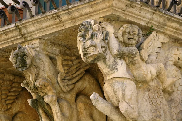 意大利 西西里 Scicli Ragusa省 Unesco Baroque Fava Palace Facade 阳台下的装饰雕像 — 图库照片