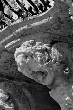 İtalya, Sicilya, Scicli (Ragusa ili), Barok Beneventano Sarayı cephesi bir balkon altında süs heykelleri ile (M.S. 18..)