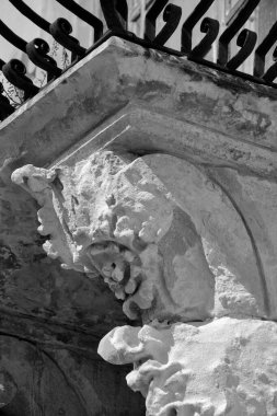 İtalya, Sicilya, Scicli (Ragusa ili), Barok Beneventano Sarayı cephesi bir balkon altında süs heykelleri ile (M.S. 18..)