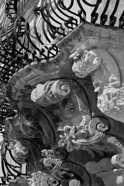 意大利 西西里 Scicli 拉古萨省 巴洛克Beneventano宫的立面 阳台下有装饰雕像 公元18世纪 — 图库照片