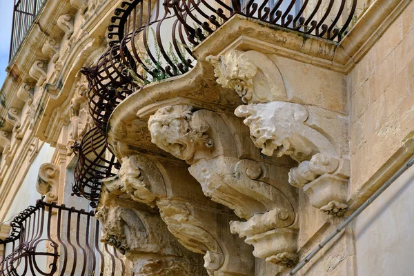 イタリア シチリア Scicli ラグーザ州 バルコニーの下で装飾的な彫像とバロックBeneventano宮殿のファサード 18世紀A — ストック写真