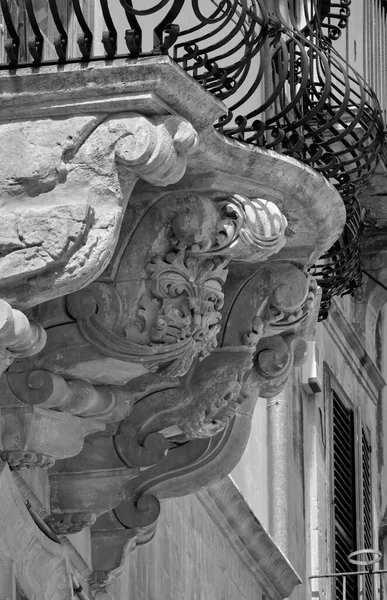 Włochy Sycylia Scicli Prowincja Ragusa Barokowa Fasada Pałacu Beneventano Ozdobnymi — Zdjęcie stockowe