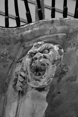 İtalya, Sicilya, Scicli (Ragusa ili), Barok Beneventano Sarayı cephesi bir balkon altında süs heykelleri ile (M.S. 18..)