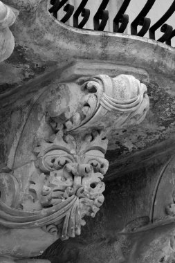 İtalya, Sicilya, Scicli (Ragusa ili), Barok Beneventano Sarayı cephesi bir balkon altında süs heykelleri ile (M.S. 18..)