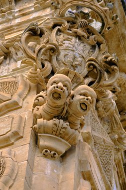 İtalya, Sicilya, Scicli (Ragusa ili), Barok Beneventano Sarayı cephesinde heykeller (18. yüzyıl A.C..)