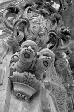 İtalya, Sicilya, Scicli (Ragusa ili), Barok Beneventano Sarayı cephesinde heykeller (18. yüzyıl A.C..)