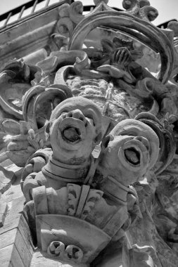 İtalya, Sicilya, Scicli (Ragusa ili), Barok Beneventano Sarayı cephesinde heykeller (18. yüzyıl A.C..)