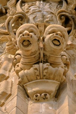 İtalya, Sicilya, Scicli (Ragusa ili), Barok Beneventano Sarayı cephesinde heykeller (18. yüzyıl A.C..)