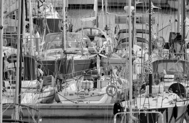 İtalya, Sicilya, Akdeniz, Marina di Ragusa (Ragusa ili); 16 Mart 2022, limanda lüks yatlar - EDITORIAL