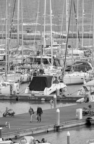 Italien Sicilien Medelhavet Marina Ragusa Ragusaprovinsen Mars 2022 Män Segelbåt — Stockfoto