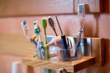 Özel bir evin banyosunda diş fırçası.