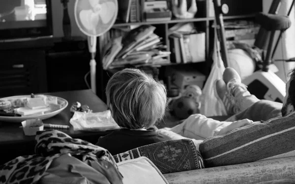 Enfant Mâle Ans Blessant Télévision Dans Une Maison — Photo