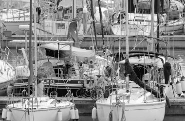 İtalya, Sicilya, Akdeniz, Marina di Ragusa (Ragusa ili); 20 Mart 2022, limanda lüks yatlar - EDITORIAL