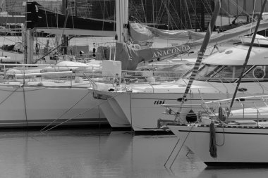 İtalya, Sicilya, Akdeniz, Marina di Ragusa (Ragusa ili); 21 Mart 2022, limanda lüks yatlar - EDITORIAL