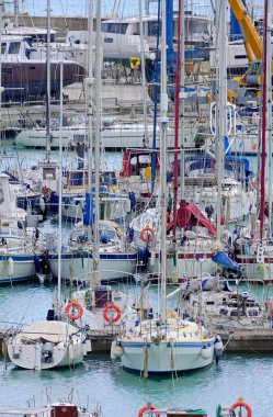 İtalya, Sicilya, Akdeniz, Marina di Ragusa (Ragusa ili); 22 Mart 2022, limanda lüks yatlar - EDITORIAL