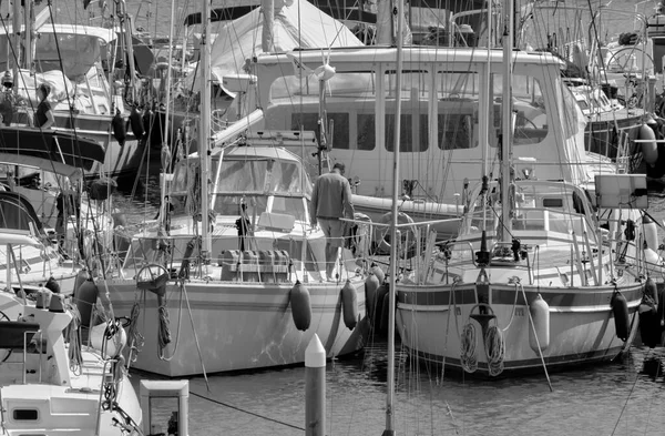 イタリア シチリア島 地中海 マリーナ ラグーザ ラグーザ州 3月2022 ポート内の帆船に男 編集部 — ストック写真