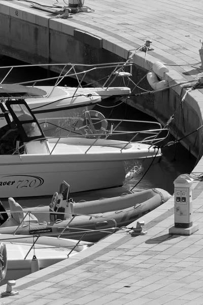 イタリア シチリア島 地中海 マリーナ ラグーザ ラグーザ州 2022年3月23日 港内のモーターボートや豪華ヨット Editorial — ストック写真