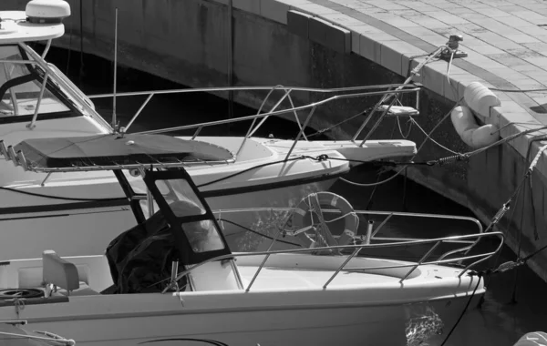 意大利 西西里 地中海 拉古萨港 拉古萨省 港内的汽艇和豪华游艇 — 图库照片
