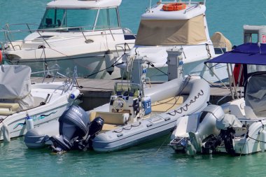 Taly, Sicilya, Akdeniz, Marina di Ragusa (Ragusa Eyaleti); 24 Mart 2022, limanda motorlu tekneler ve lüks yatlar - EDITORIAL